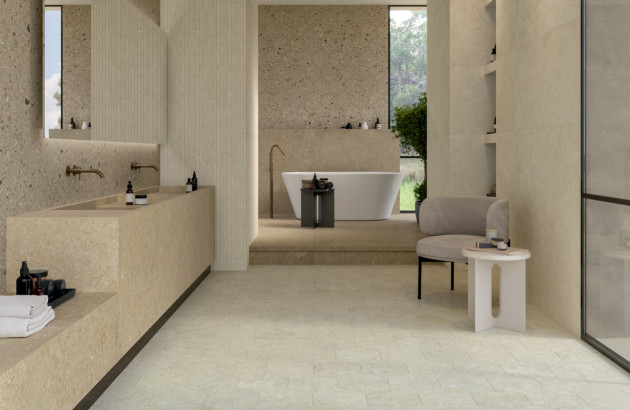 Salle de bains beige avec carrelage beige