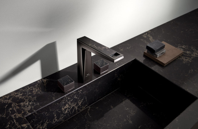 Robinet trois trous noir et finition marbre installé sur une vasque haut de gamme contemporaine.