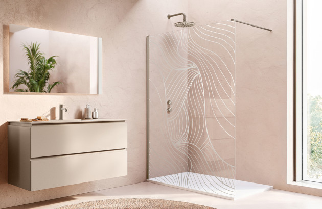 Paroi de douche décorative avec motifs ondulés dans une salle de bains beige au style doux et contemporain.