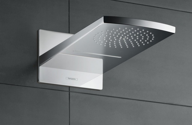 Détail d’une colonne de douche cascade encastrée avec large pommeau carré et jets multiples