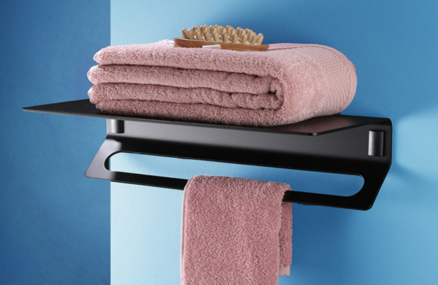 Étagère porte-serviettes noire avec rangement supérieur pour serviettes pliées.