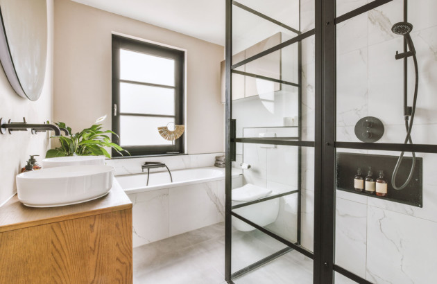 Parois de douche en verre avec structure noire