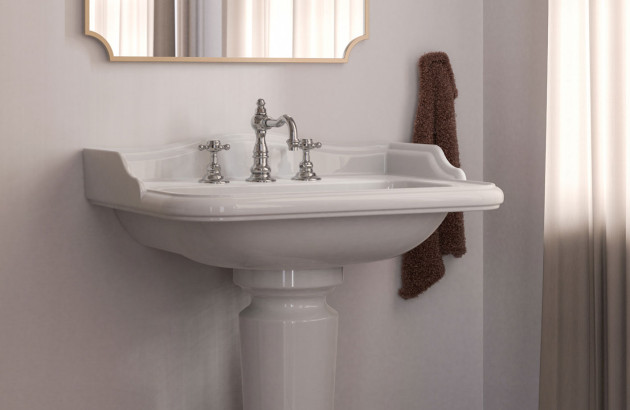 Lavabo rétro avec robinetterie trois trous chromée dans une salle de bains au style intemporel.
