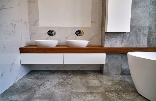 Meuble de salle de bain avec une partie en bois