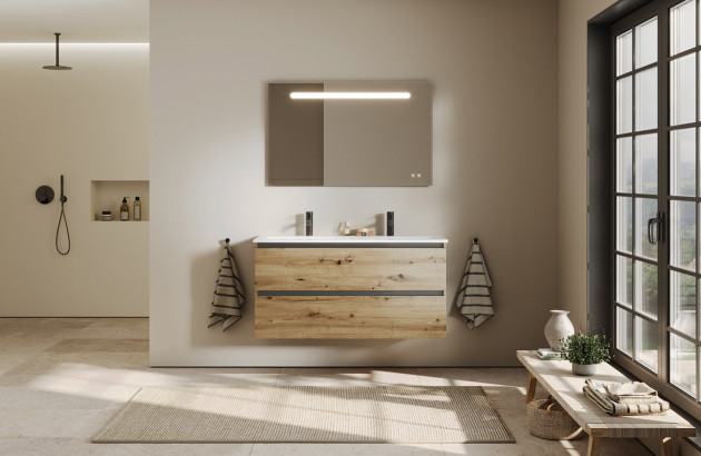 Salle de bains lumineuse avec un meuble en chêne