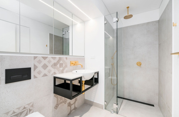 salle de bain minimaliste avec un meuble en métal