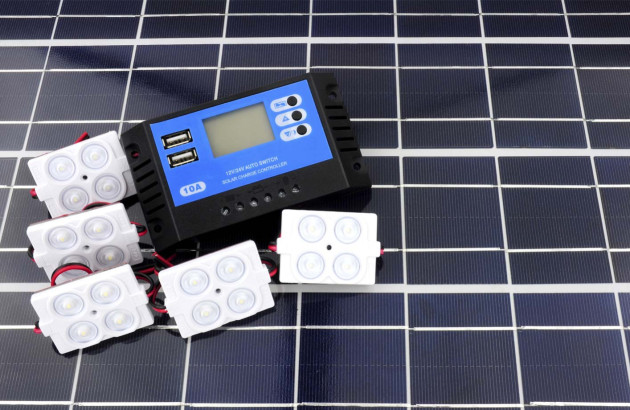 Micro--onduleur solaire posé sur un panneau solaire