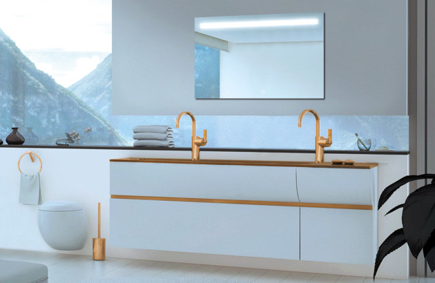 Miroir anti condensation avec lumière dans une salle de bain moderne