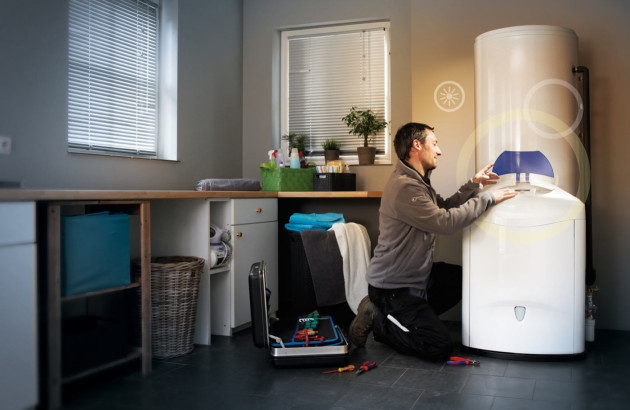 Homme qui installe un chauffe-eau solaire