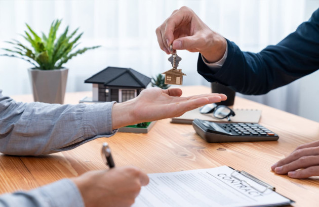 Agent qui donne les clés de logement à un client