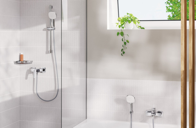 Petite salle de bains avec douche et baignoire et deux mitigeurs différents