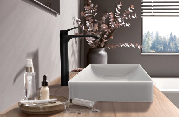 Robinet noir mat haut de gamme avec finition texturée installé près d’une vasque moderne.