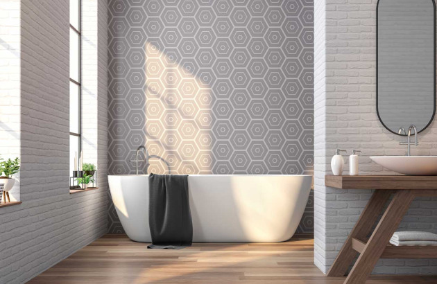 Salle de bains avec un carrelage mural gris et un carrelage imitation bois