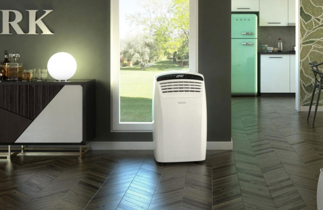 Grand climatiseur mobile dans une salon de maison