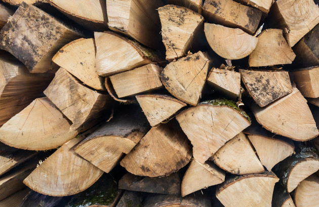 Morceaux de bois coupés et empilés