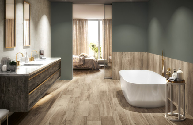 Salle de bains moderne recouverte de carreaux de carrelage imitation bois