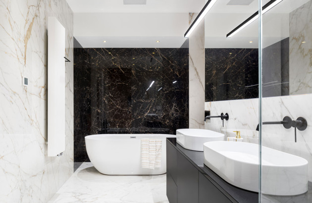 salle de bains avec mur en carrelage marbre noir