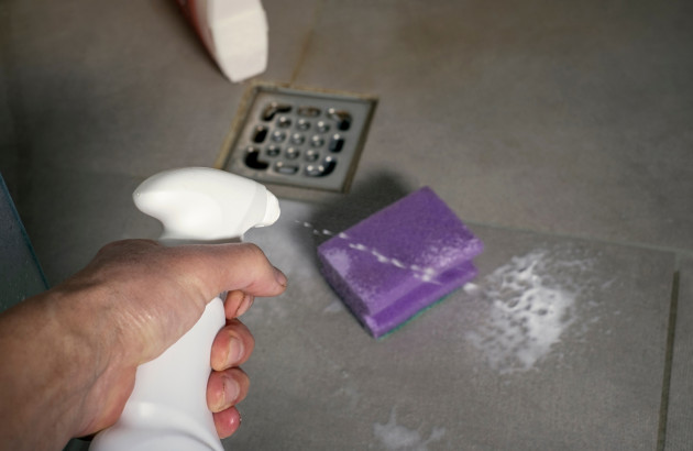 Nettoyage des joints de carrelage à base d'ammoniac