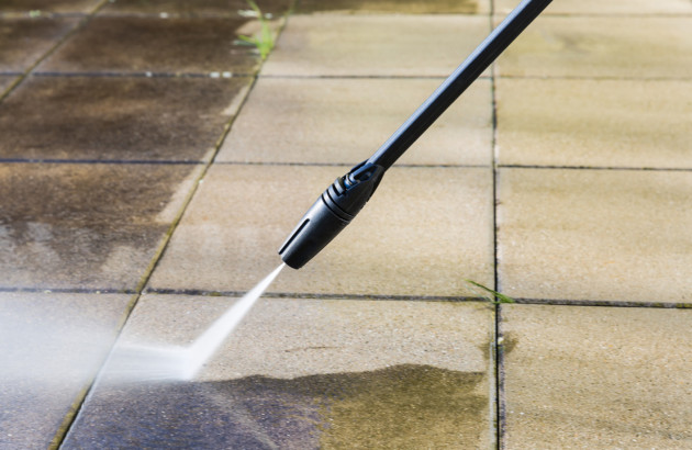 Nettoyage d'un carrelage extérieur avec un jet d'eau haute pression
