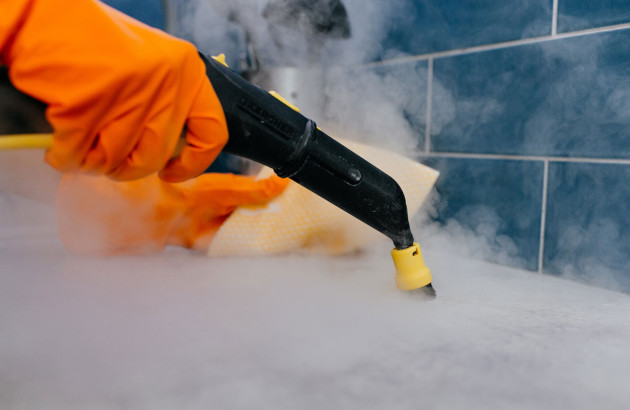 Technique de nettoyage de carrelage avec nettoyeur vapeur