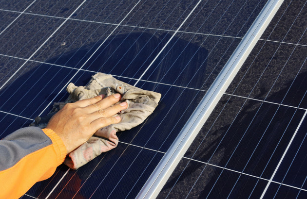Nettoyage d'un panneau solaire
