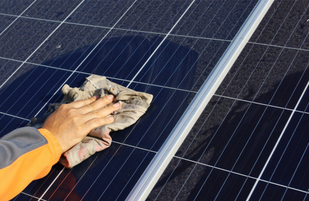 Nettoyage des panneaux photovoltaïques avec des produits spécifiques.