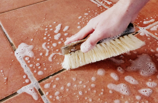 Nettoyage de joints de carrelage aux produits naturels et à la brosse