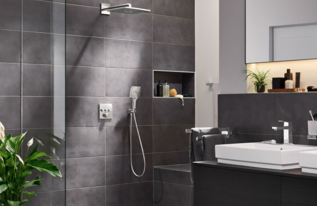 Niche murale dans une douche intégrée au carrelage avec un cadre métallique