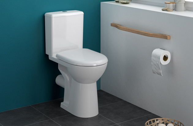 WC accessible PMR avec barre d’appui et espace latéral de transfert.