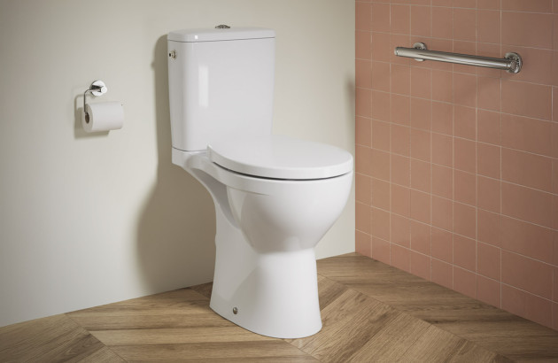 WC PMR sur pied avec barre d’appui murale dans toilettes accessibles modernes.