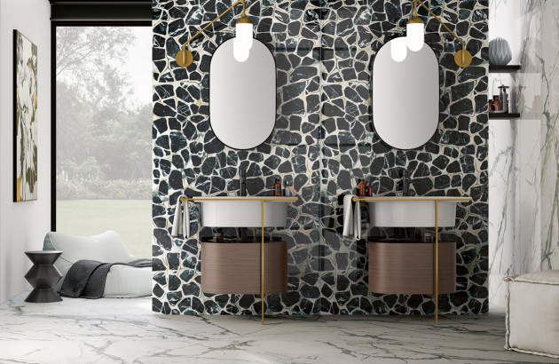 Salle de bains moderne et lumineuse avec du carrelage blanc au sol et noir sur le mur