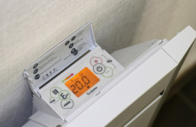 Système de chauffage électrique qui peut être réglé avec un thermostat programmable