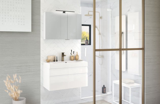 Salle de bain équipé d'un meuble avec armoire 2 portes asymétriques