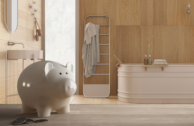 Cochon tirelire dans une salle de bains