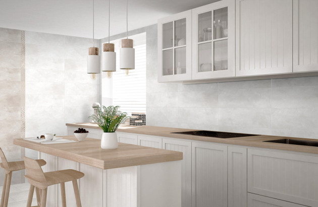 Cuisine blanche et bois avec carrelage mural effet pierre pour une ambiance naturelle