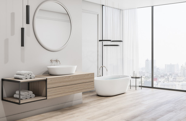 Salle de bains lumineuse et optimisée