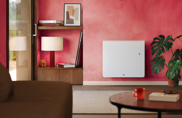 Focus sur un radiateur contre un mur rouge