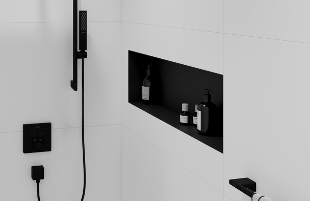 Niches murales noires intégrées dans une douche moderne pour ranger les produits de soin.
