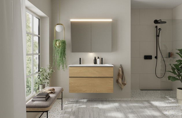 Salle de bains chaleureuse avec meuble en bois, sèche-serviettes noir et douche à l’italienne.
