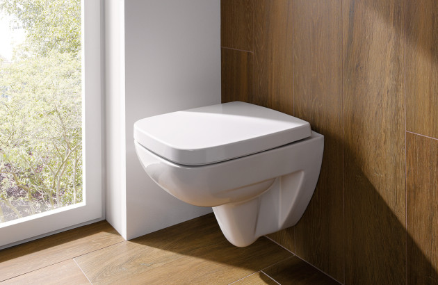 WC suspendu blanc installé contre un mur bois, décoration chaleureuse et naturelle pour toilettes modernes