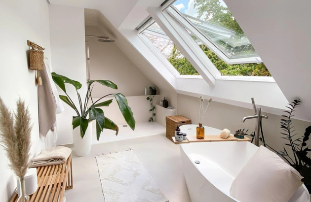 Petite salle de bains mansardée avec une double ouverture de toit, une baignoire îlot et une douche à l'italienne