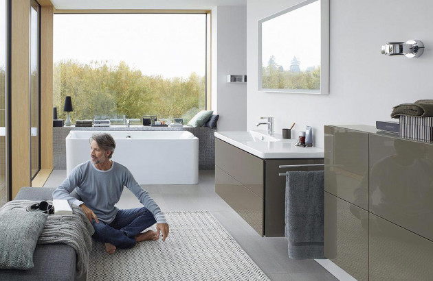 Salle de bains à l'espace optimisé avec des meubles de Duravit