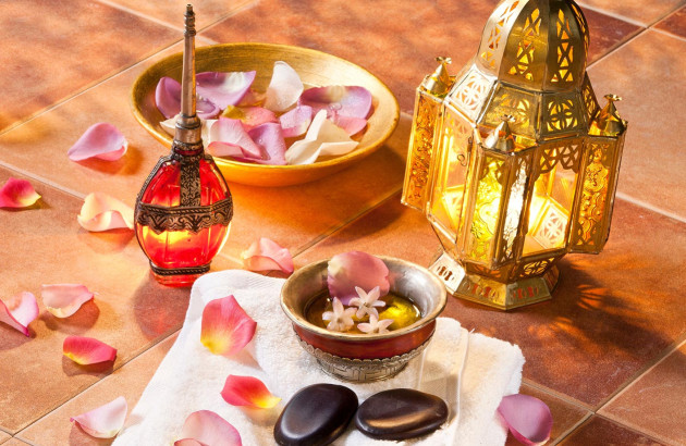Eléments de décoration typique d'un sauna ou d'un hammam, évoquant leurs origines