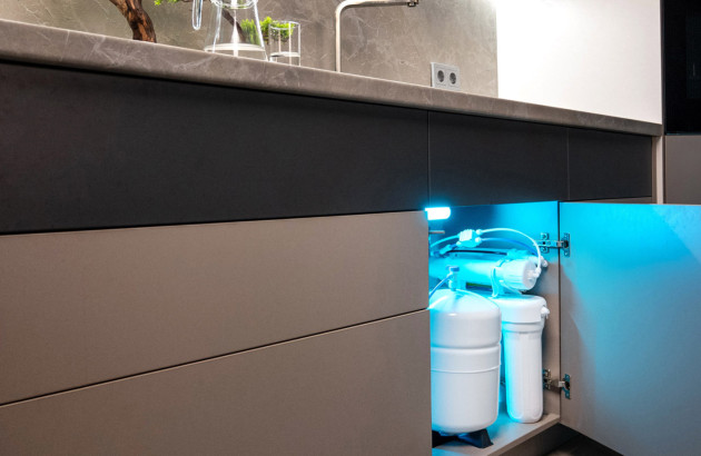 osmoseur compact situé sous un lavabo
