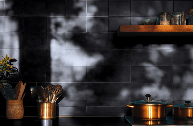 Crédence en zellige noir dans une cuisine.