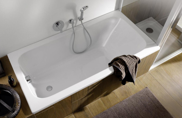 Baignoire classique associée à une paroi de douche pour combiner bain et douche dans une salle de bains fonctionnelle.