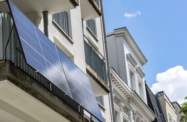 Panneau solaire installé sur un balcon d'appartement