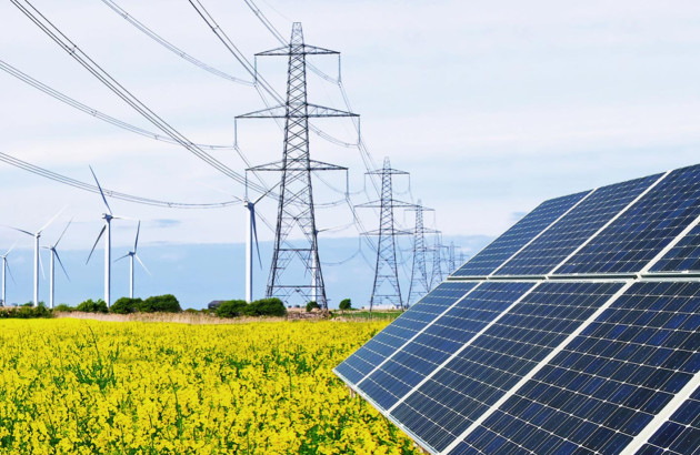 Panneau solaire dans un champs avec poteaux electriques