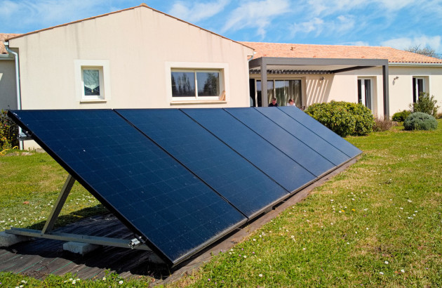 Installation de panneaux solaires dans un jardin