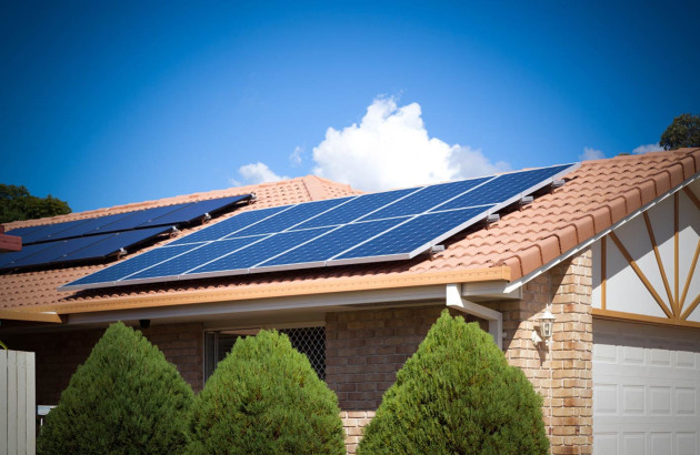 Panneau solaire photovoltaïque posé sur un toit